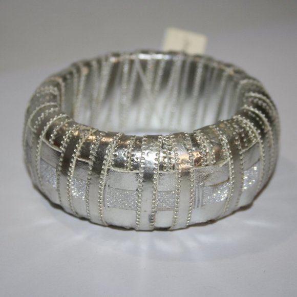 Beautiful silver leather bangle bracelet NWT New Directions 7" - Picture 5 of 6